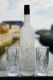 Cliquez sur l’image pour voir les détails du produit :Coffret vodka 6000 + 2 verres